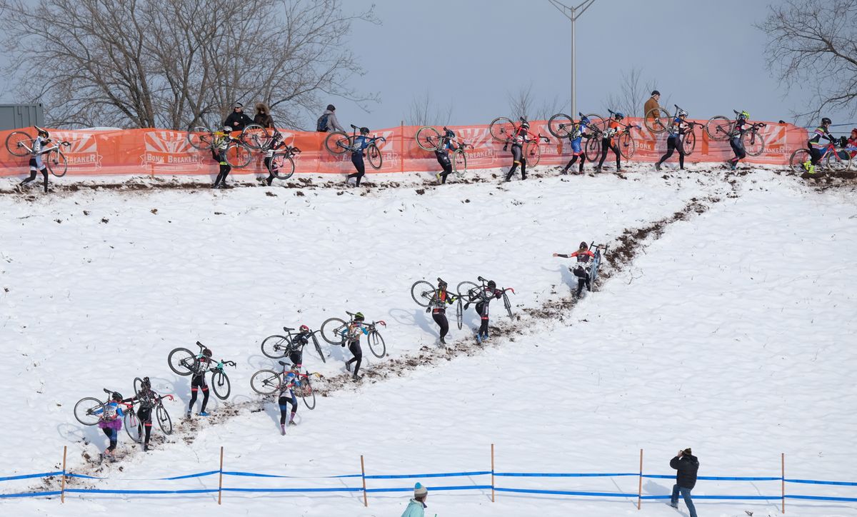 The U-23 Women using two lines to get to the top of the levy