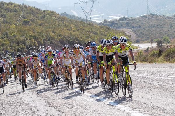 The ISD - Neri team on the front in pursuit of the break.