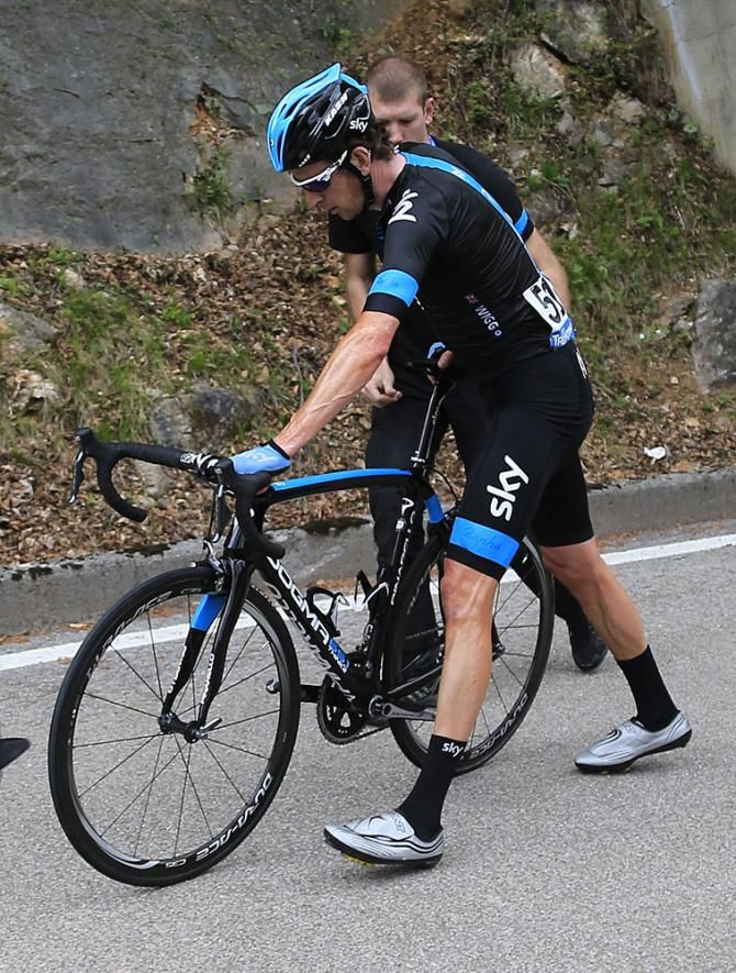 Bradley Wiggins (Sky) gets a new bike