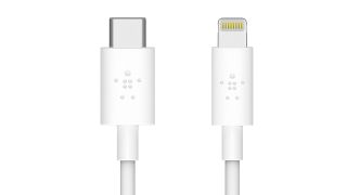 En hvit Belkin Boost Charge USB-C-kabel mot hvit bakgrunn