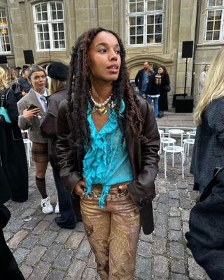 Influencer trägt Boho-Bluse.