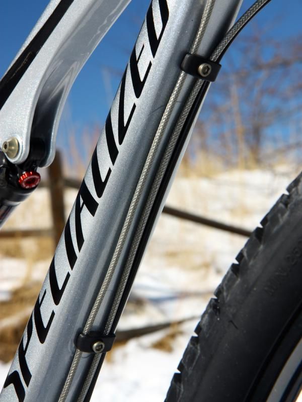Full-length housings are run along the underside of the down tube.