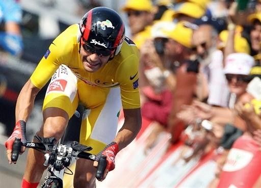 Oscar Pereiro (Caisse d'Epargne) sprints for the line, but was only good enough for fourth