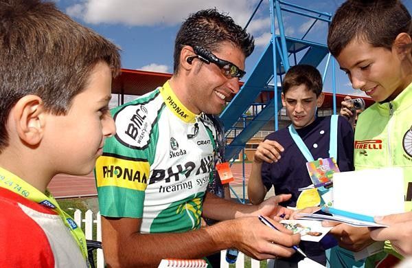 Agent Pereiro signing autographs