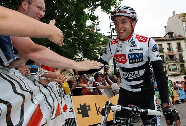 Sastre greets the fans.