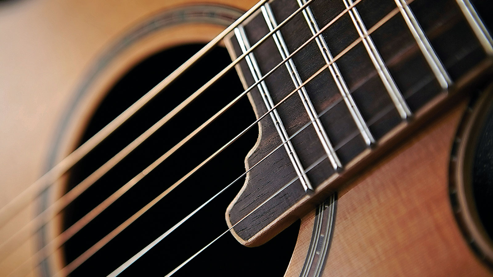 The solid cedar top is complemented by some tidy inlays around the soundhole