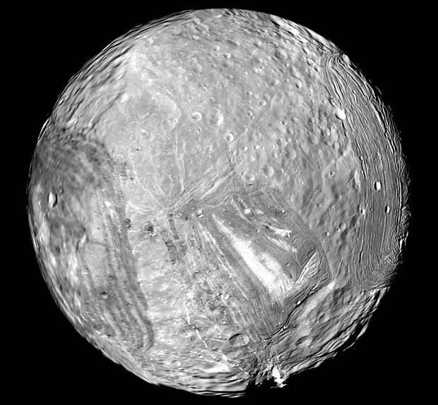 moon様 Bizarre Shape of Uranus' 'Frankenstein' Moon Explained | Space
