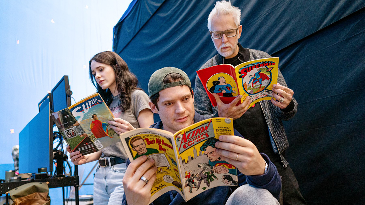 3 personas leyendo cómics de Superman de la vieja escuela.
