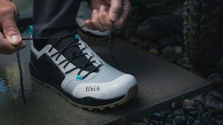 Details on the lacing system og the Fizik Ergolace GTX MTB shoe