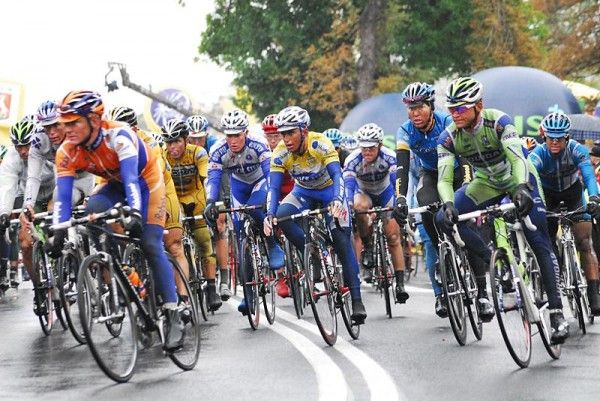 Leader Allan Davis (Quick Step) and a very miserable looking peloton.