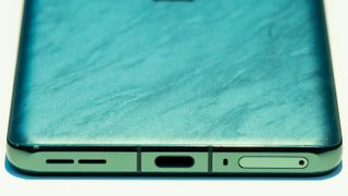 OnePlus 12:n UCB-C-latausväylä lähikuvassa