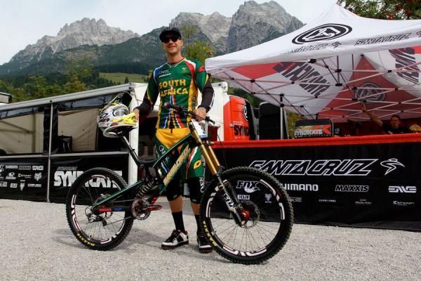 Greg Minaar (Santa Cruz-Syndicate) and his race winning carbon V10