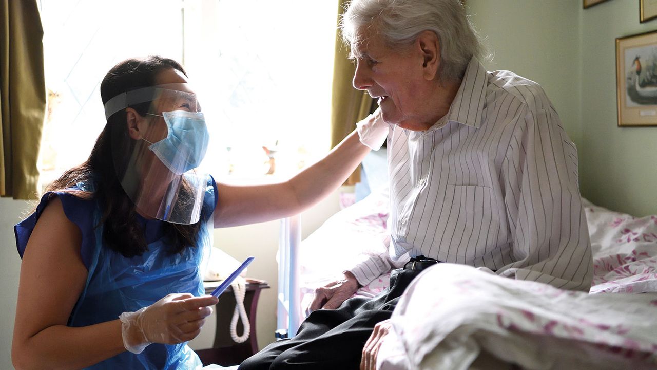 Care worker and patient © Karwai Tang/Getty Images