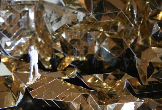 Kanye west gold stage