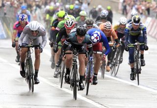 El británico Mark Cavendish (C) gana la 12ª etapa de la 96ª edición del Giro de Italia desde Longarone a Tarvisio (134 km) el 16 de mayo de 2013 en Treviso
