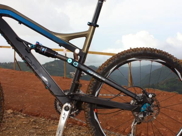 The axle path is a simple single-pivot layout but careful linkage design yields a highly refined feel.