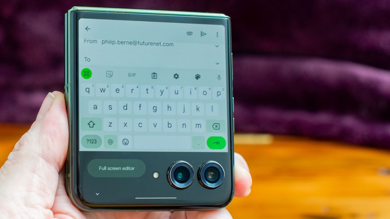 Motorola Razr Plus 2024 in green