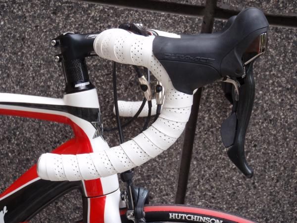 Shimano Dura-Ace brake hoods complete the clean look around the cockpit