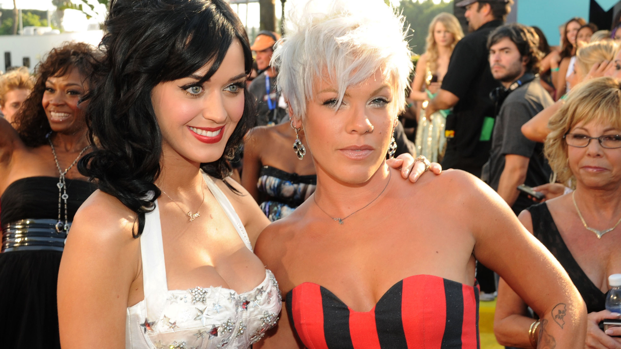 Singer Katy Perry and Singer Pink arrive at the 2008 MTV Video Music Awards at Paramount Pictures Studios on September 7, 2008 in Los Angeles, California.