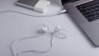 Activo Scoop wired earbuds in white on a white backdrop