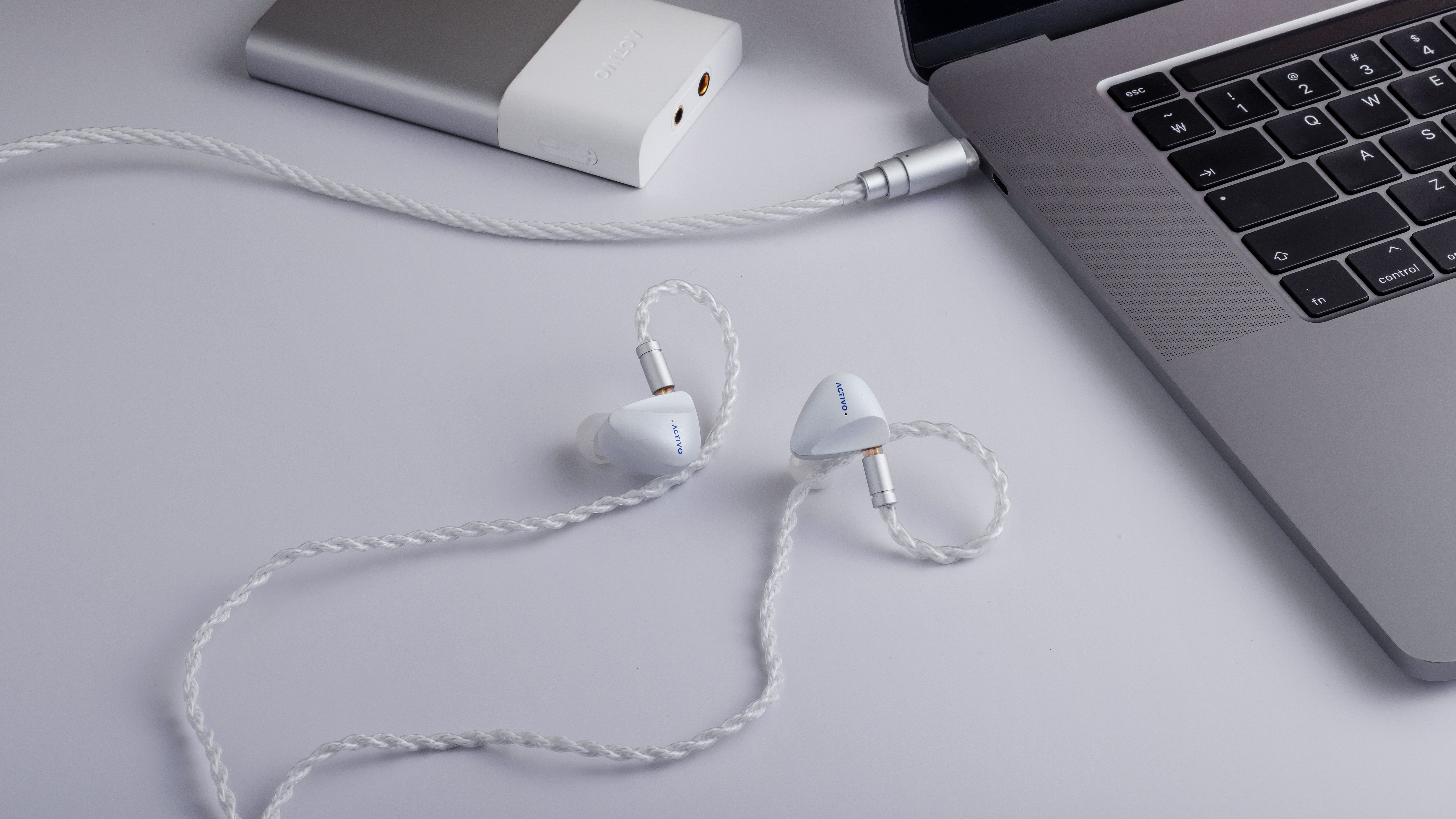 Activo Scoop wired earbuds in white on a white backdrop