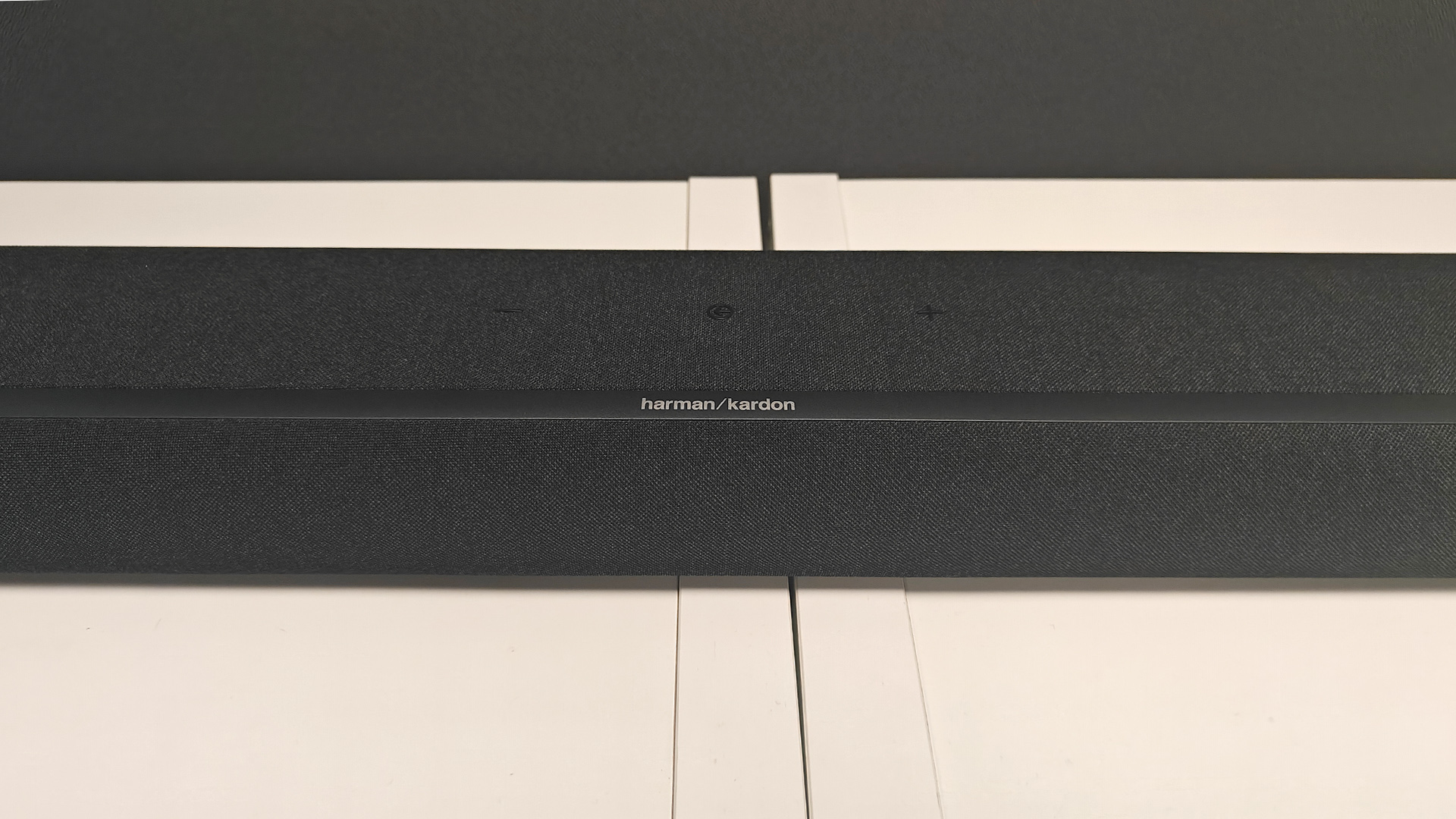 Harman Kardon Enchant 900 soundbar, centre of unit showing Harman Kardon logo