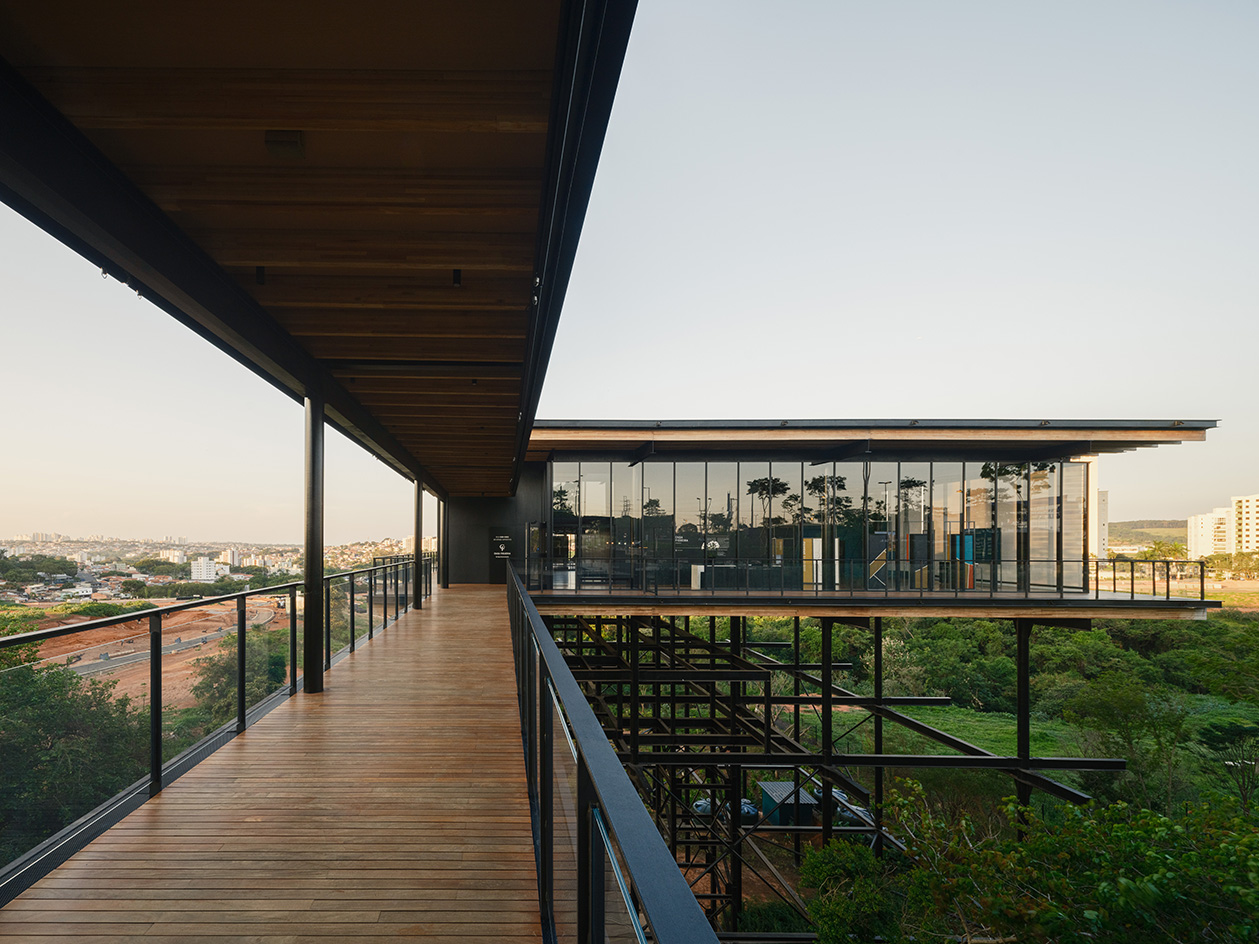 Casa Figueira, Sao Paulo, a light structure, floating above green tree canopies, a pavilion-like showroom