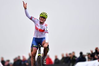 COL DU VAM DRENTHE NETHERLANDS NOVEMBER 06 Zoe Backstedt of United Kingdom celebrates at finish line as race winner during the 19th UEC European Cyclocross Championships 2021 Womens Junior EuroCross21 UECcycling on November 06 2021 in Col du Vam Drenthe Netherlands Photo by Luc ClaessenGetty Images