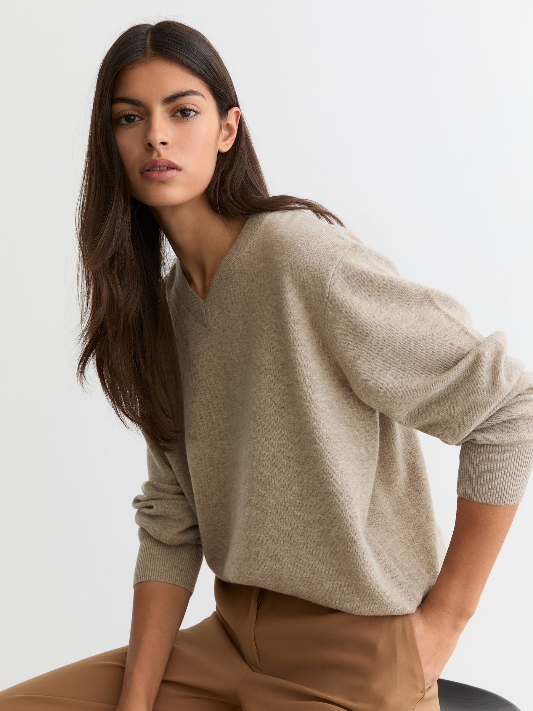 Wool-Cashmere V-Neck Jumper in Taupe Neutral