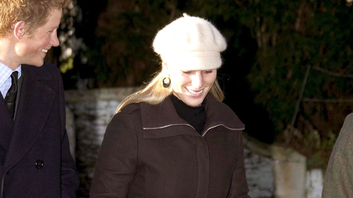 Le chapeau de boulanger blanc et les mi-bas en daim poilu de Zara Tindall pour le lendemain de Noël avec les Royals étaient tellement années 2000