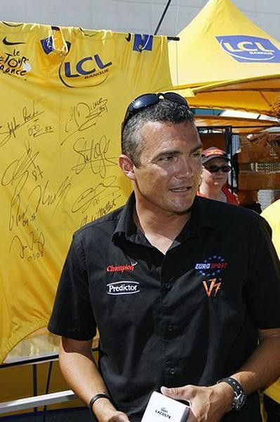 Former KOM subscriber Richard Virenque works for Eurosport and poses in front of yellow.