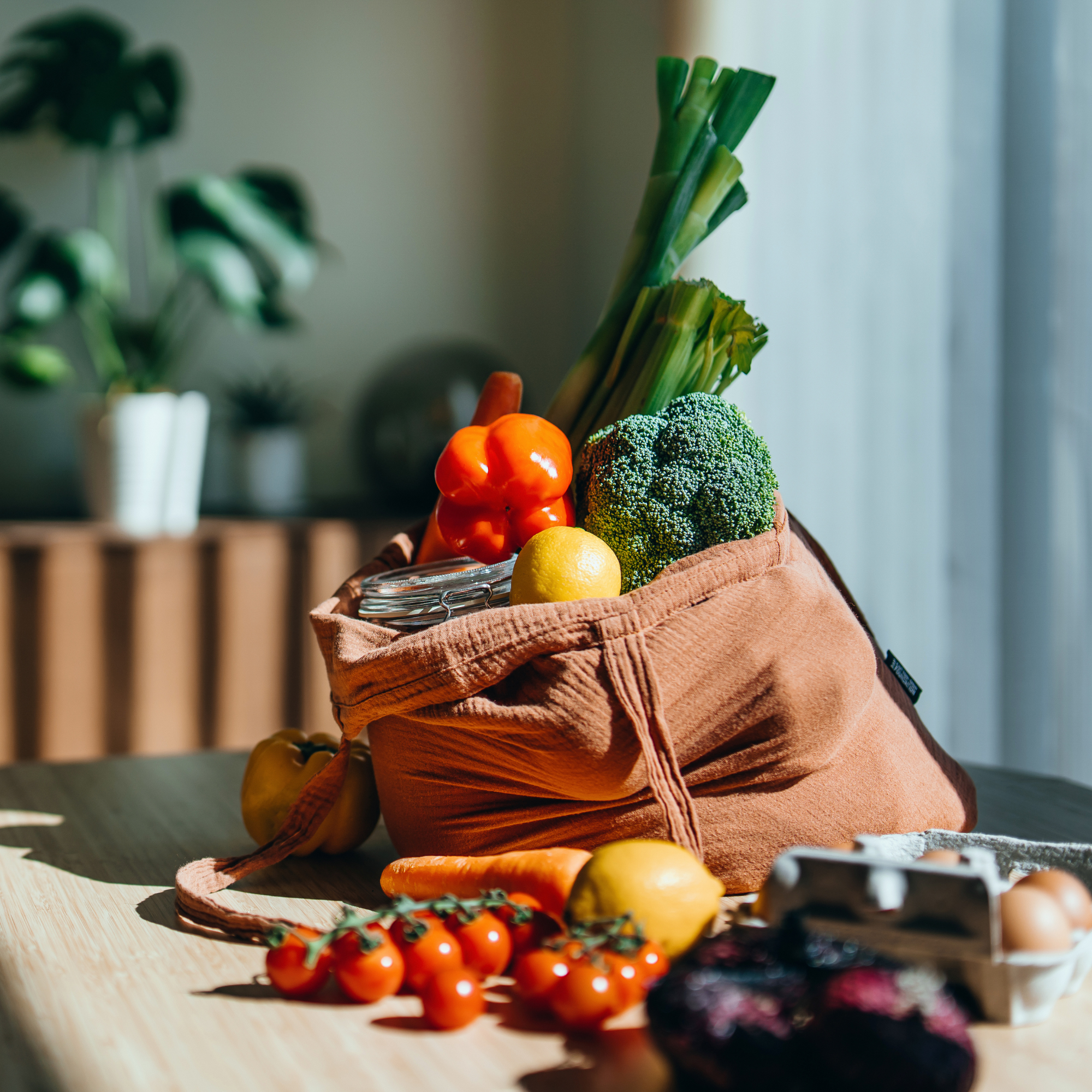 Shopping bag filled with vegetables.