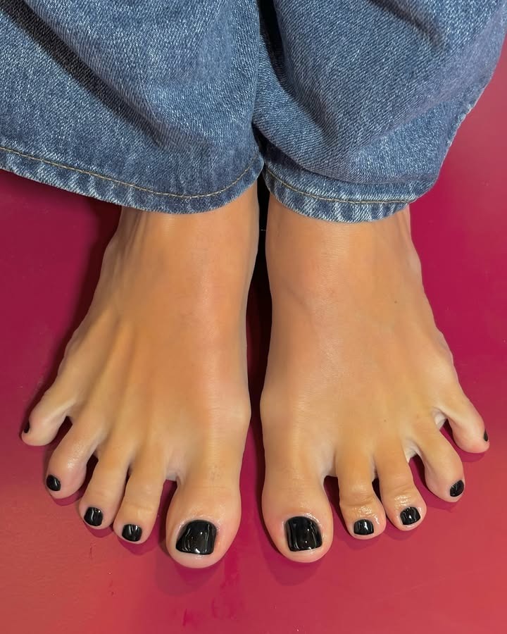 Photo of Lily Allen with a jet black pedicure