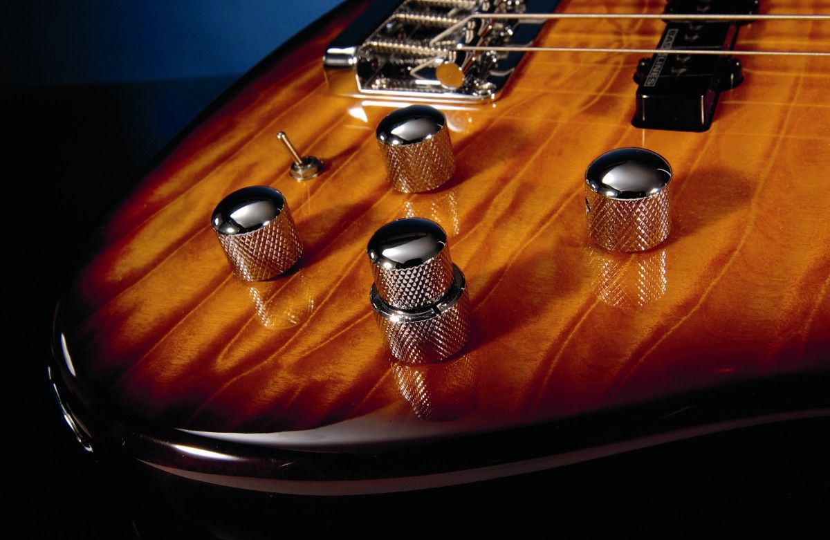 Pick-up blending is handled by a pan pot rather than two separate volume controls