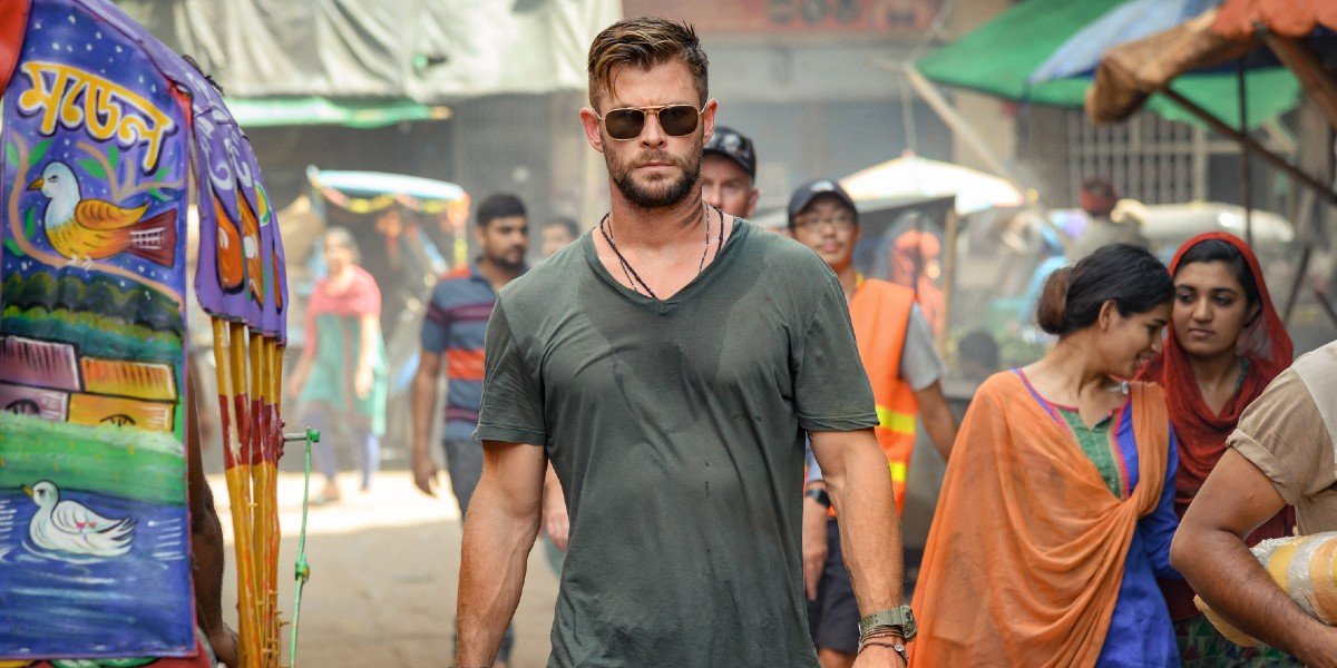 Tyler Rake (Chris Hemsworth) walks through a city in Extraction (2020)