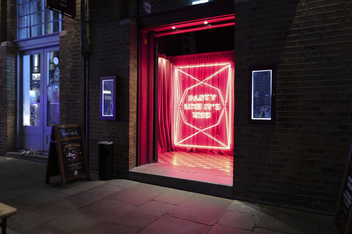 Leica Q3 sample photos &ndash; nightclub entrance, red neon sign, at night