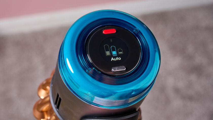 Close up of screen on Dyson V16 Piston Animal cordless stick vacuum, showing that it&#039;s in Auto mode