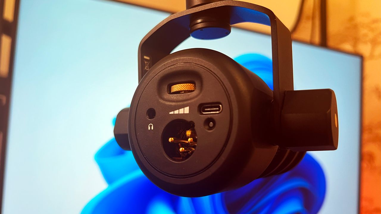 RODE PodMic USB's bottom, showing the microphone's connection ports