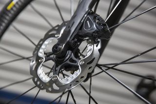 The Canyon Ultimate CF SLX Disc has flat mount calipers and 160mm rotors front and rear