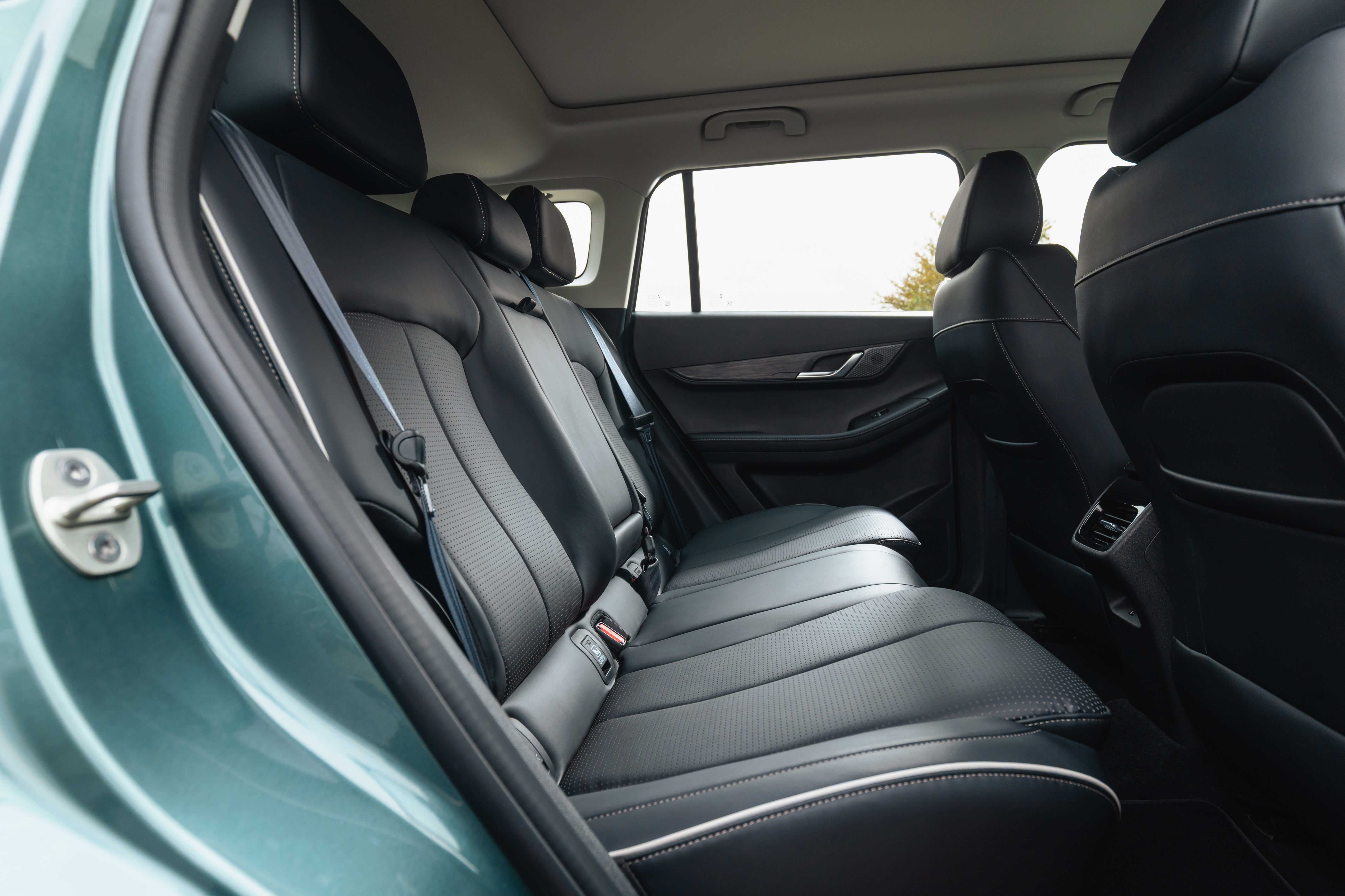 Interior shots of the Jaecoo 5, showing the boot, seats, screen and driving position