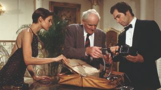 Carey Lowell, Desmond Llewelyn and Timothy Dalton inspect some equipment in Licence To Kill.