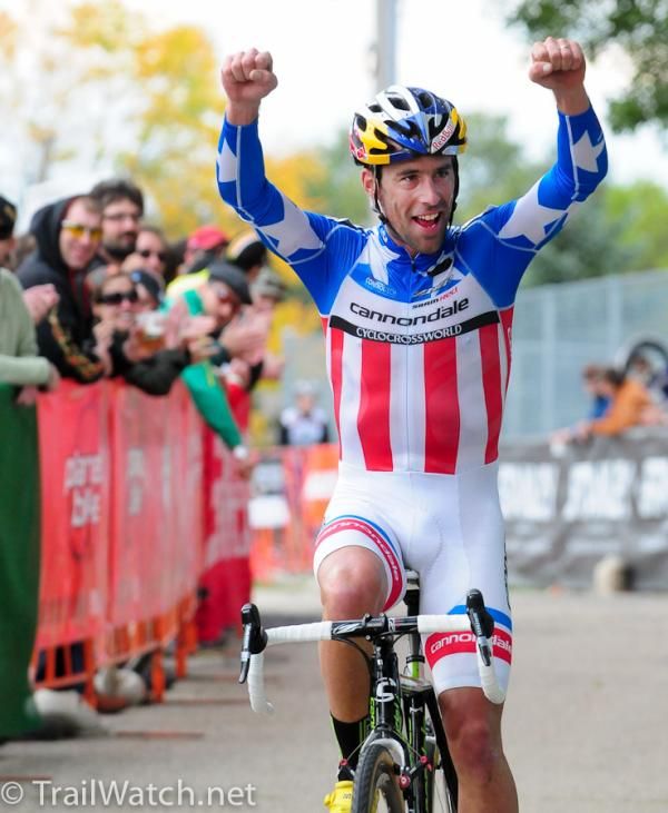 US Champion Tim Johnson (Cannnondale-Cyclocrossworld.com) taking second place behind his team-mate Driscoll
