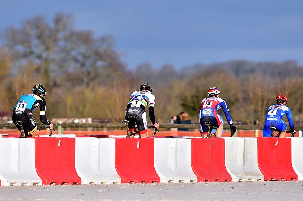 The leaders snake through the barriers