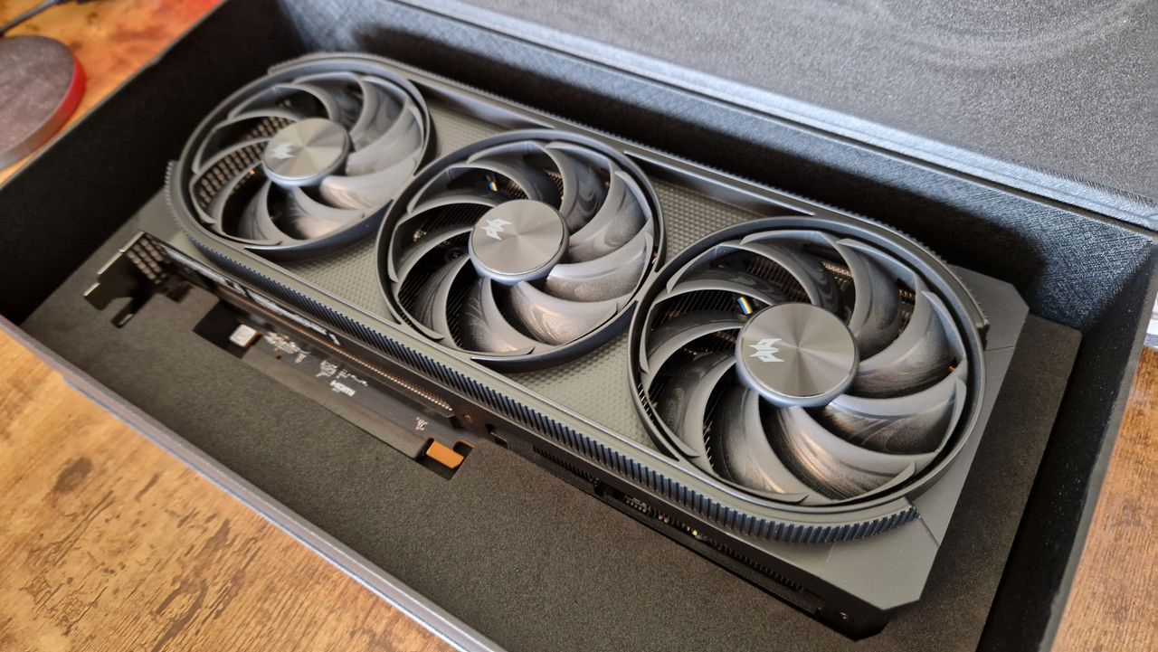 AMD Radeon RX 7800 XT in its box