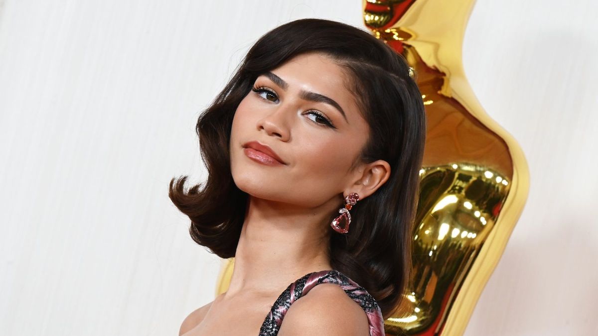 Zendaya's living room masters the unexpected red theory