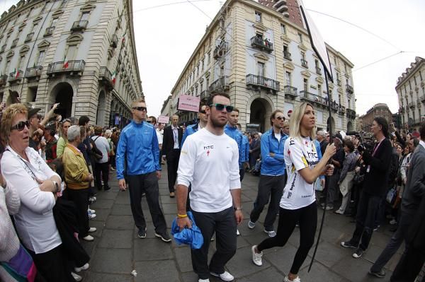 Mark Cavendish leads the HTC-Highroad parade