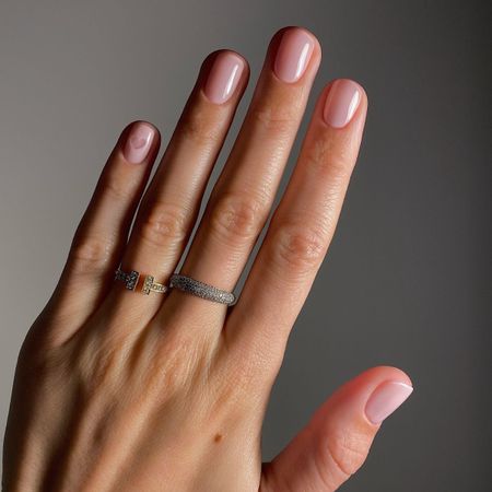 A sheer pink manicure with Maucurist Xtrem Flash Top Coat by @matejanova