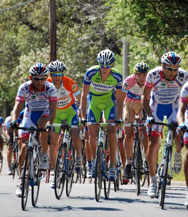 Nibali (Liquigas-Doimo) marks Jose Serpa (Androni-Giacatolli)