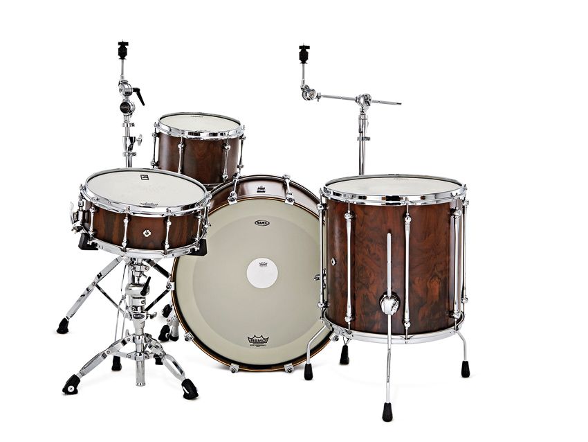 Instead of an isolation mount the small tom is mounted on an S1000 snare stand.