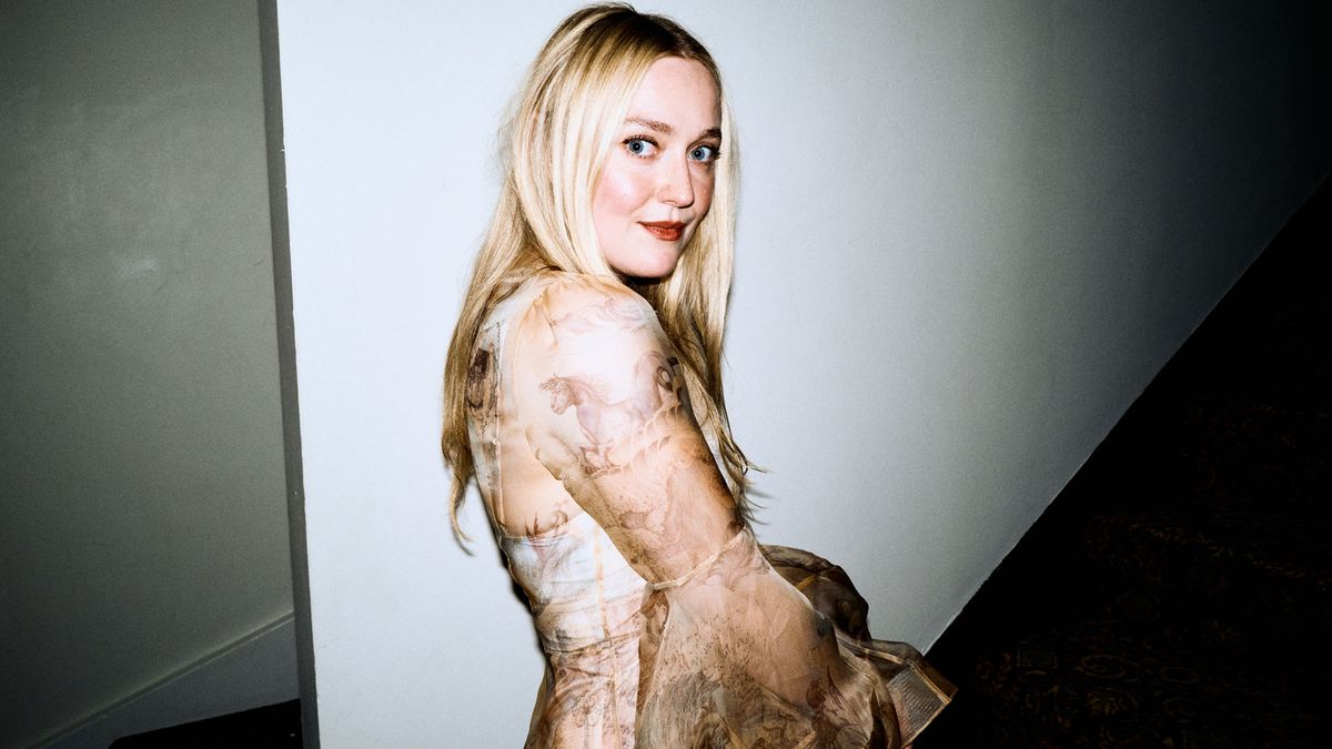 Soft Elegance Is Trending—Dakota Fanning Looks Like She Stepped Out of a Pre-Raphaelite Painting in This Dress